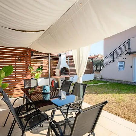 Charming Rose 1&2 With Pool Apartman *