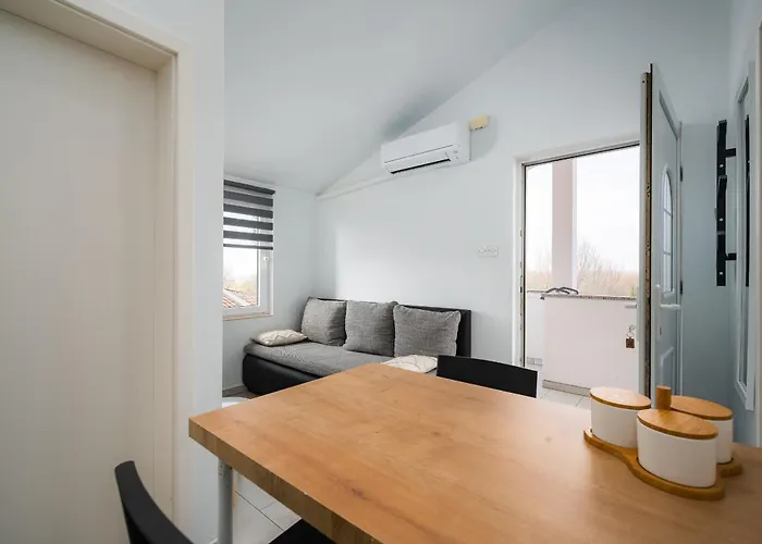 아파트 Charming Rose 1&2 With Pool 포레치