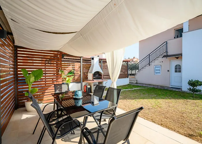 Charming Rose 1&2 With Pool Apartman *